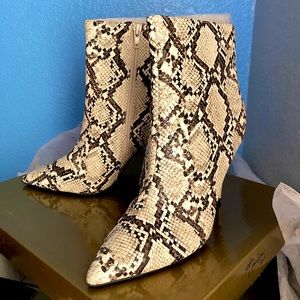 Thalia Sodi Women’s Ryliep Snake Boots Size 7.5